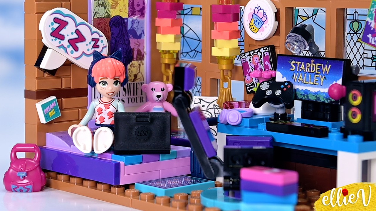 Making a cosy dorm room for Violet, she's off to college! Sophie & Henry Lego custom room build